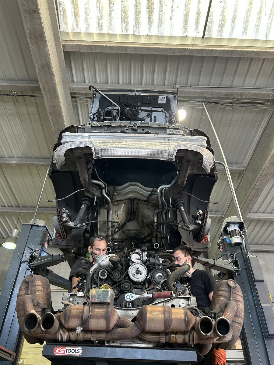 Moteur Porsche déposé, intervention en cours chez SB Motorsport