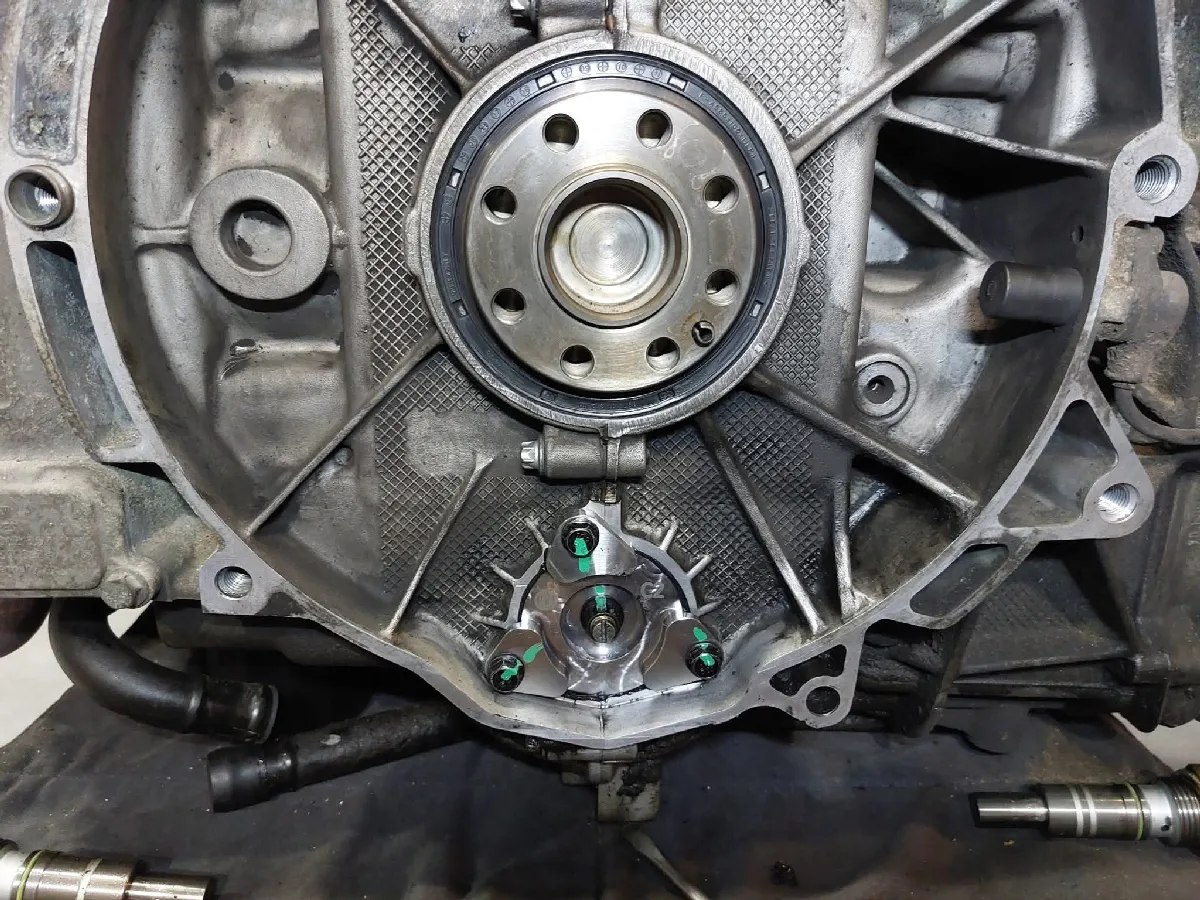 Moteur Porsche en cours de démontage chez SB Motorsport