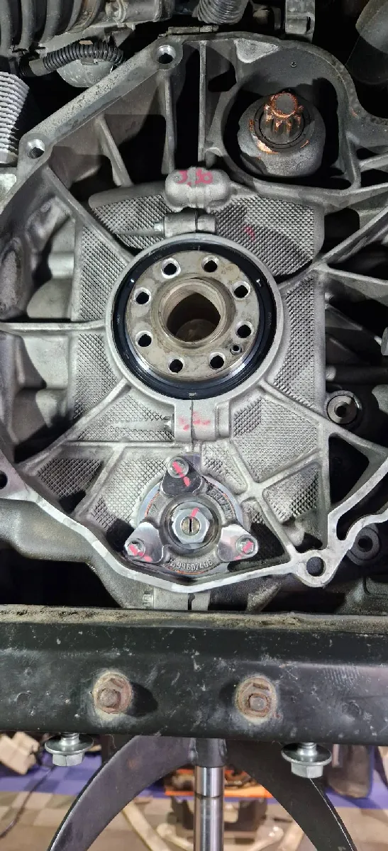 Préparation moteur dans l'atelier SB Motorsport à Seclin